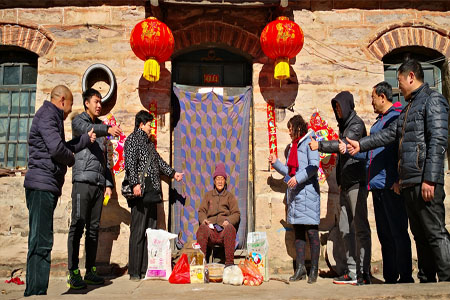 河北省沙河市志愿者协会自发组织赴山区蝉房乡慰问孤寡老人和孤儿