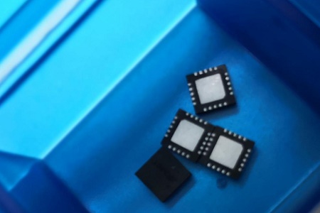 国产首颗自主可控超宽带定位芯片及模组亮相成都