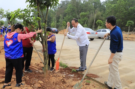 海南定安开展2019年义务植树月活动 计划义务植树2.6万株