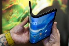 折叠屏手机“爆发” 巨头入场竞逐先发优势