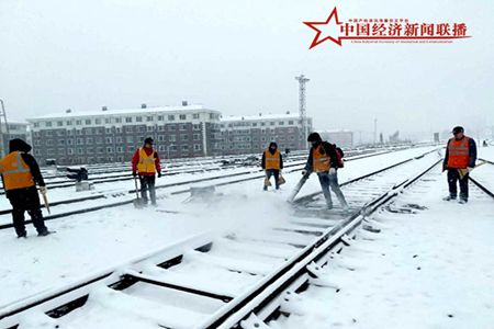 绥芬河铁路车站与大风雪奋战  确保铁路畅通