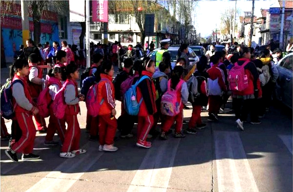 打造校园周边畅安交通——河北遵化市交警大队加强校园周边道路交通安全管理