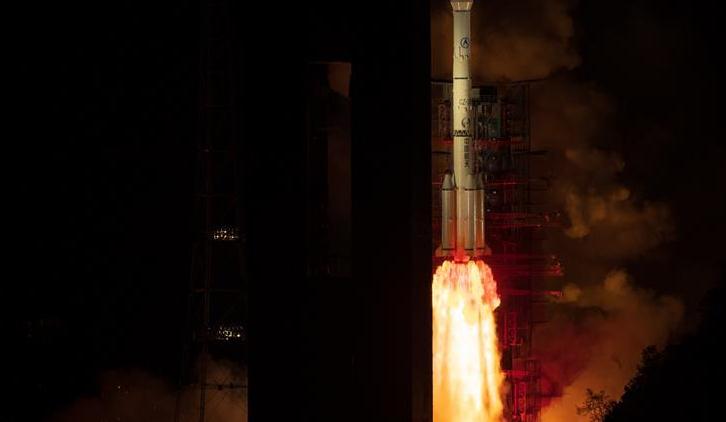 我国成功发射第二代数据中继卫星系统首星