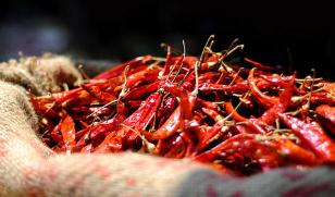 价格一年暴涨超80% 辣椒为何“辣翻天”？