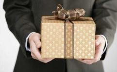 校园送礼风为何难刹住？送了没个完，不送没个底