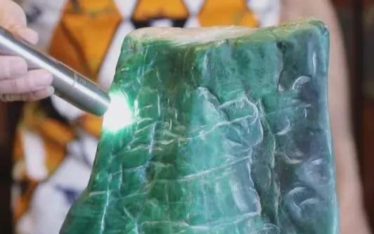 “疯狂的石头”……从百元到千万元 翡翠市场水太深