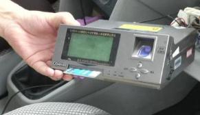 驾校造假刷学时事件层出不穷 指纹打卡形同虚设？