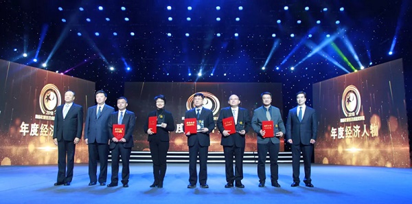 利群集团总裁丁琳荣获“2018青岛年度经济人物”