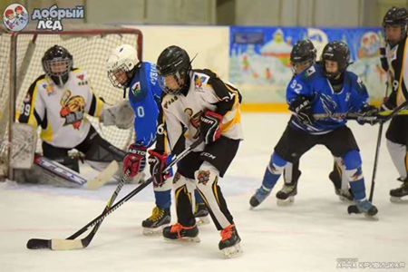 中俄建交7O周年国际青少年冰球邀请赛在圣彼得堡举行