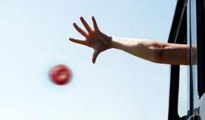 多地高空抛坠物致人伤亡事件频发 高空抛物是否入刑？