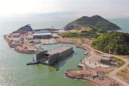 深中通道首个沉管隧道钢壳抵达预制场桂山岛 总重达八千吨 顺利实现转场