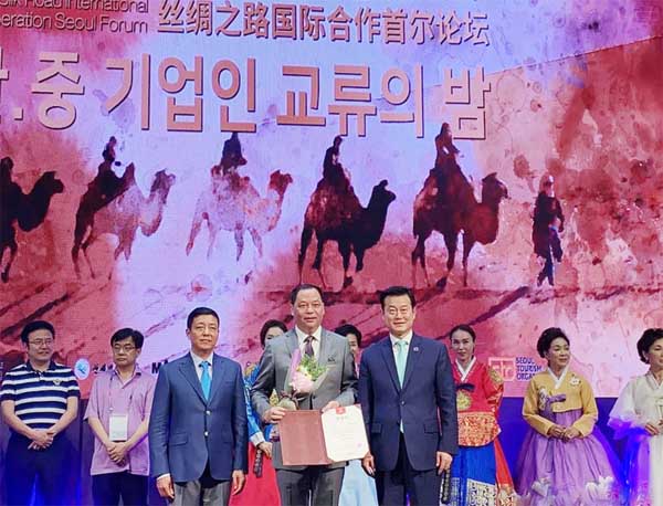 致力中韩经贸合作 张景佳获颁感谢状