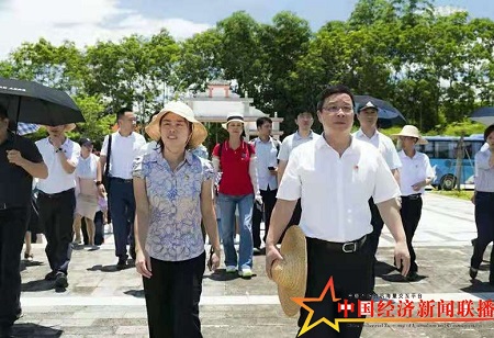 海南省委网信办全体党员到白沙县开展“不忘初心、牢记使命”主题教育活动 重温入党誓词