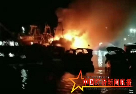 海南临高新盈港一渔船起火 港区群众合力扑灭