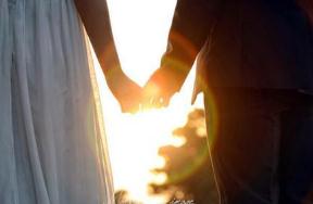 中国结婚率创近十年新低 年轻人的婚姻被啥绊住了脚