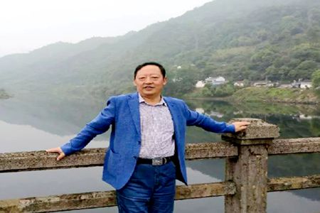 黑土群星领头雁 ——徐启发被批准为中国作家协会会员