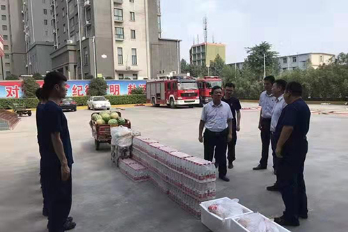新乡市凤泉区委区政府领导炎炎夏日慰问一线消防战士