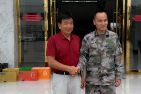 河南卫辉爱心企业慰问市人武部