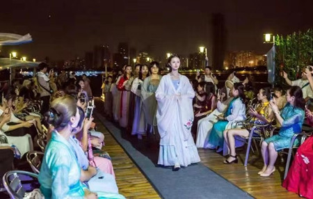 让爱点燃美 银汉灿烂浪漫七夕文创节圆满举行