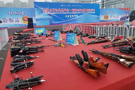 河南警方集中销毁一批收缴非法枪支及管制刀具