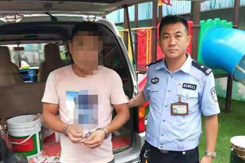 逃犯刷墙时被认出 民警杂货间内控制