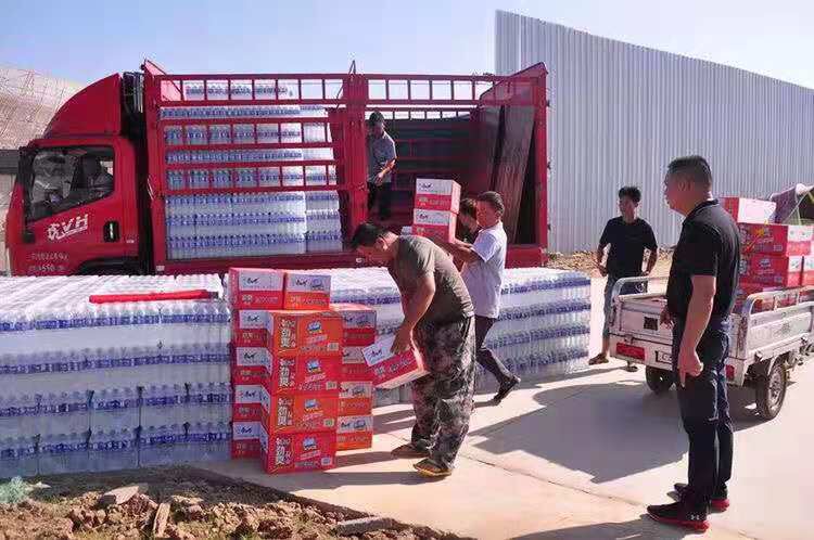 驻马店云创谷科技产业园到国际会展中心建设工地“送清凉”