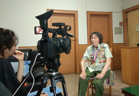 与电影《英雄儿女》王芳的原型柳岳继一起关爱共和国老英雄博鳌公益行