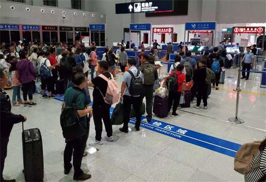 持续暴雨致旅客滞留国外 绥芬河出入境边境检查站昼夜查验保通关