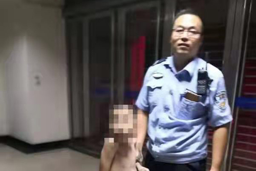 智障儿童夜晚落水  北航公安解救脱险