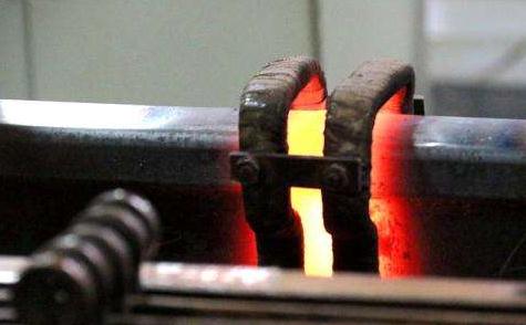 高铁钢轨生产线探秘：火车“哐当”声是如何消失的？