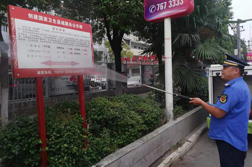 河南鲁山环卫动真功 小洗车发挥大作用