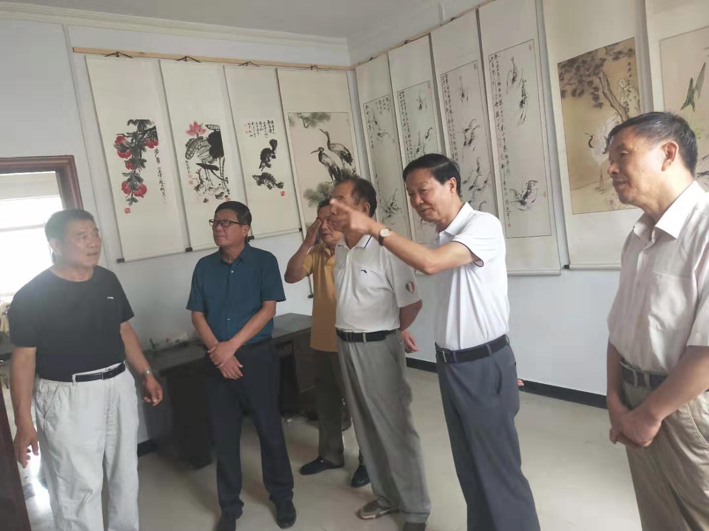 驻马店市红研会在嵖岈山书画分会举办庆祝建国70周年红色书画展