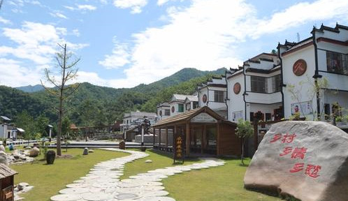 河南西峡县二郎坪乡环保整治进行时  积极推进厕所革命