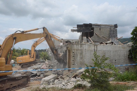 海南农垦荣光农场公司主动配合海南乐东县人民政府依法拆除5500平方米违法建筑