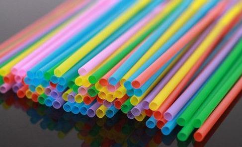 限塑令实施11年 “塑战速决”不能只靠可降解塑料