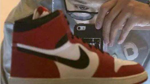 鞋圈乱象横生 央视：炒鞋有风险 有暴涨就有暴跌