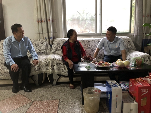 河南省内黄县法院中秋走访“全国模范法官”遗属