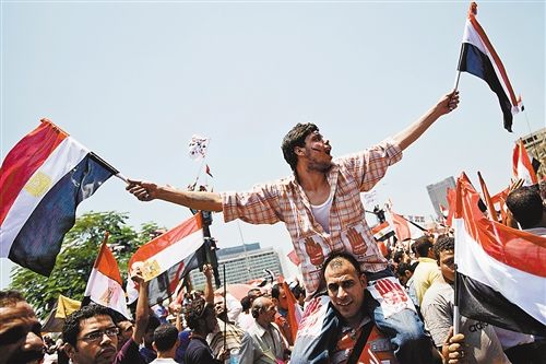 埃及爆发示威要求总统下台 警方甚至以实弹驱散