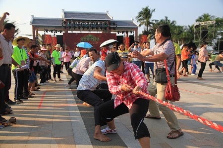 “土味”十足！ 海南定安丰收趣味运动会让农民乐开了怀