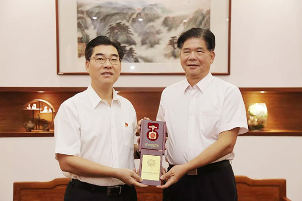 高埗镇为张玉其、黎日和发放“庆祝中华人民共和国成立70周年”纪念章