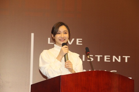 Miss韩懿莹海南大学演讲受关注  “Miss中国心”手势致敬祖国70华诞