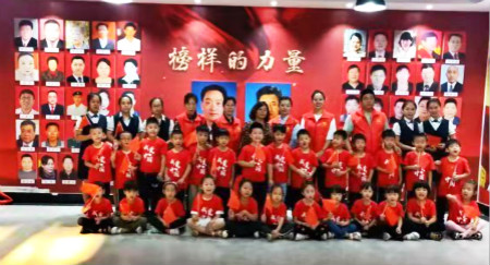 致敬身边榜样 铸就爱国情怀