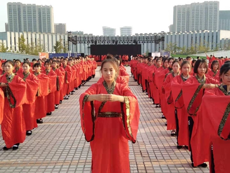 庆祝新中国七十华诞·新乡市举办“欢乐中原·出彩新乡”大型文艺晚会