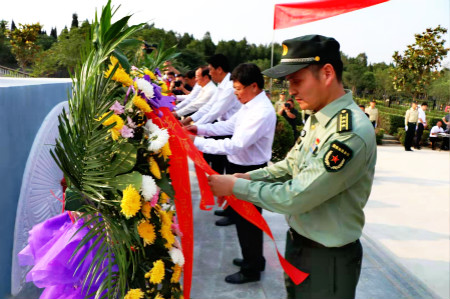 河南卫辉市举行烈士纪念日公祭活动