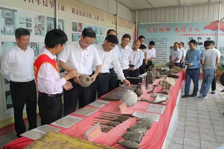 新乡市委书记张国伟亲手为裴春亮佩戴庆祝中华人民共和国成立70周年纪念章
