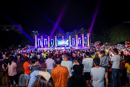 海南澄迈国庆美食之夜精彩纷呈 荧光夜跑点亮城市夜色