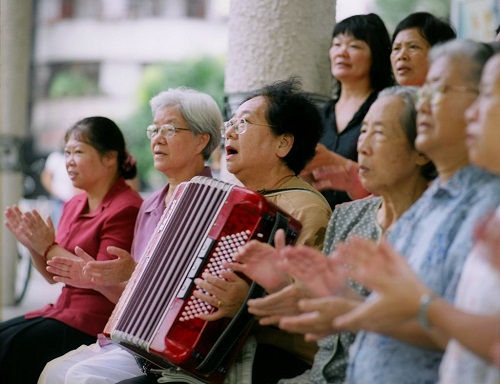 机构：我国首批中产阶级将退休 这届老年人有钱有闲