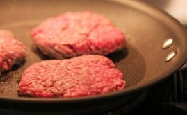 人造肉饼价格是猪肉6倍！网友：不如直接买肉吃