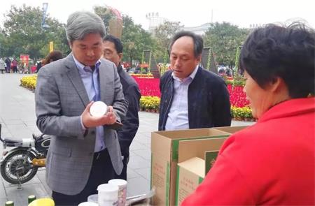 新乡市凤泉区大块镇农产品亮相市政南广场