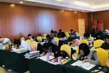 【社会37度】渴望“上岸成公” 年轻人为何去考公务员？